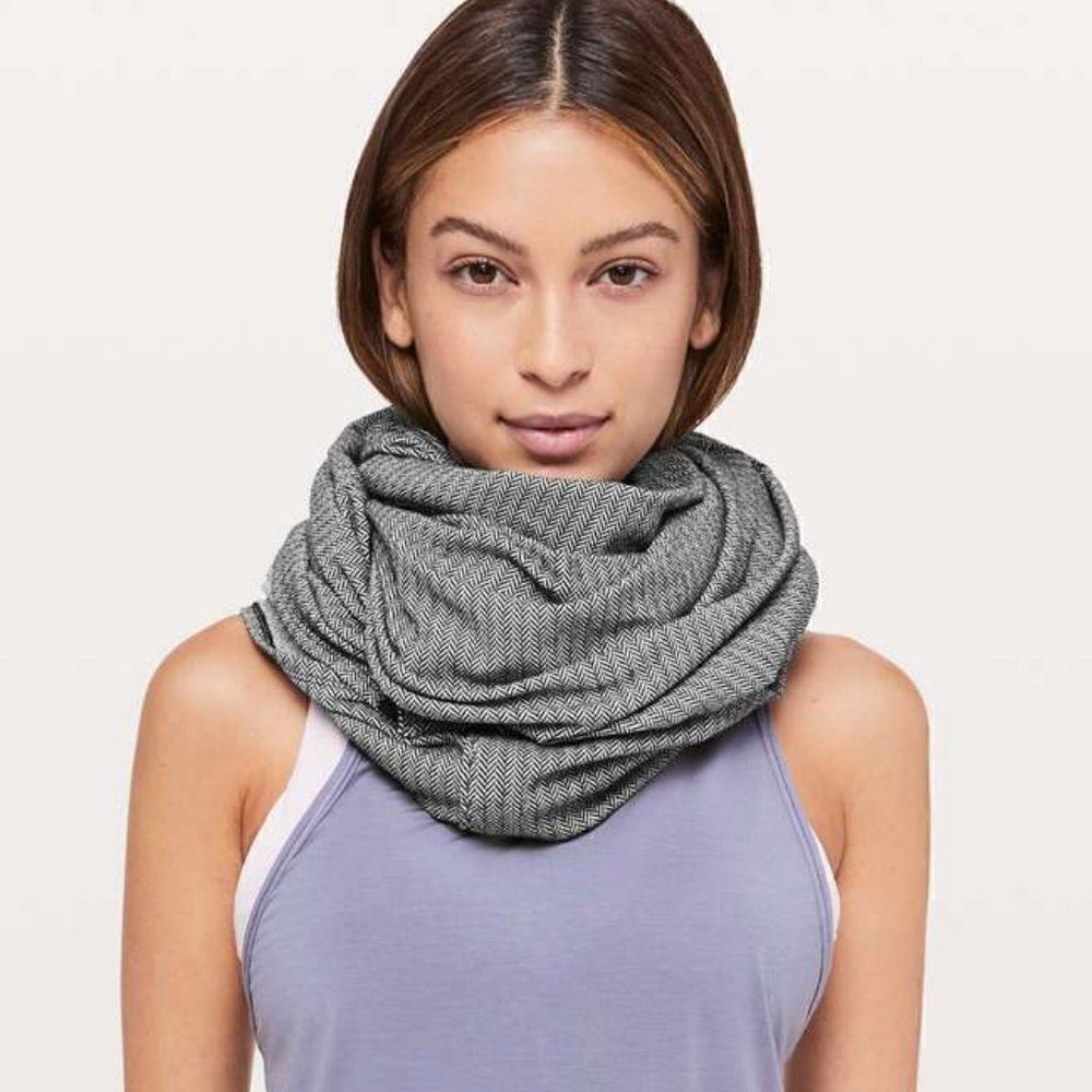Lululemon Vinyasa Scarf *Rulu Heathered Herringbone Black Heathered White